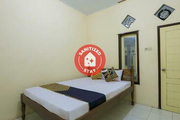 هتل Spot On 2371 Islami Family Residence