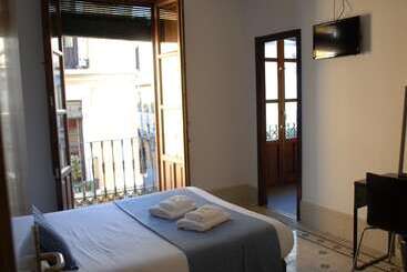 مسافرخانه La Perla Granada Suites