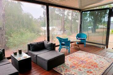 Жильё для туристов Warren Retreat   Cozy And Tranquil 2 Brm Home