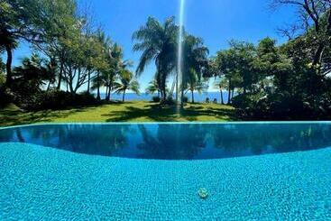 דירות לתיירים Stunning Oceanfront 4 Bdrm Villa W/ Infinity Pool