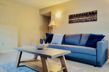 Жильё для туристов Spacious Basement Suite