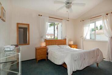 آپارتمانهای توریستها Cyprus Beachfront Paradise Villa Private Pool