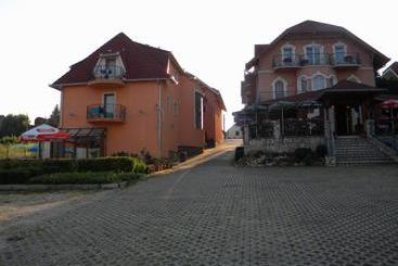 هتل Fonix Panzio
