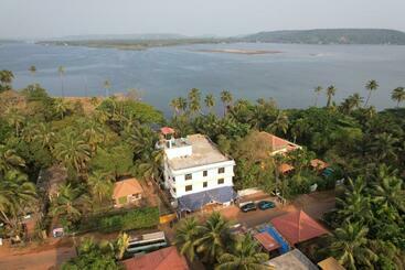 Hostel Urban Nomads Morjim Colive And Cowork