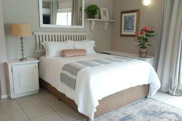 住宿加早餐  Sea Rose Family Suite   Villa Roc Guesthouse, Salt Rock Ballito, Solar Power