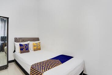 Szálloda Spot On 91745 Rumah Kost Gresik Syariah