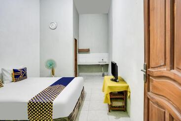 Szálloda Spot On 91747 Gamping Homestay Syariah
