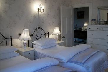 هتل The Manor Cullingworth Guest House