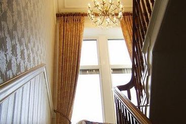 هتل The Manor Cullingworth Guest House