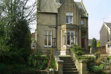 هتل The Manor Cullingworth Guest House
