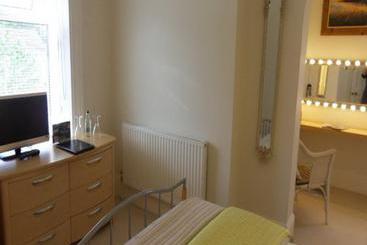 هتل The Manor Cullingworth Guest House
