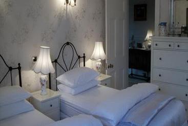 هتل The Manor Cullingworth Guest House
