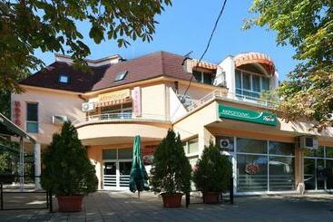 בית מלון כפרי Acropolis