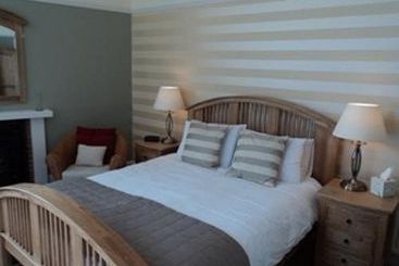 تختخواب و صبحانه Limetree House Guest House