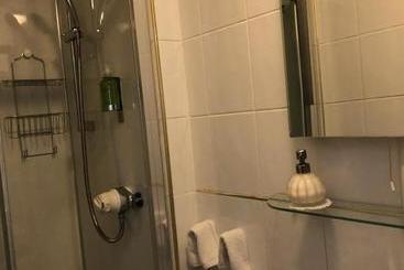 هتل Pitreavie Guest House