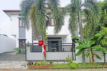 هتل Karawaci Taman Permata Tiga Mitra Reddoorz