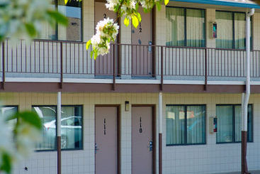 هتل Quad City Inn