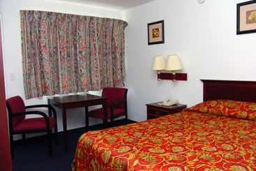 هتل Quad City Inn