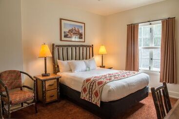 호텔 Lake Mcdonald Lodge   Inside The Park
