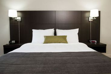 V Hotel & Suites