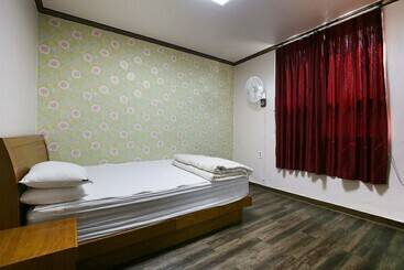 Nonsan Hwangje Motel