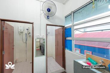 هتل Island Backpackers