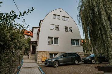 تختخواب و صبحانه Villa Paula