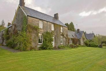 تختخواب و صبحانه Kirnan House