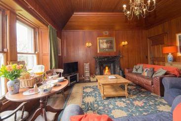 تختخواب و صبحانه Kirnan House
