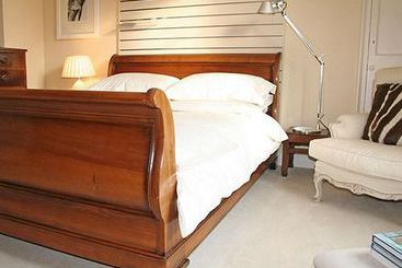 تختخواب و صبحانه Oak House No 1