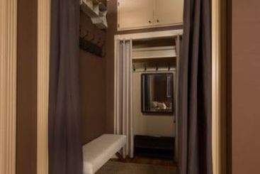 تختخواب و صبحانه Kara S Kottages @ W. Main St