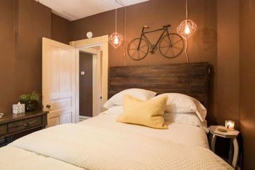 تختخواب و صبحانه Kara S Kottages @ W. Main St