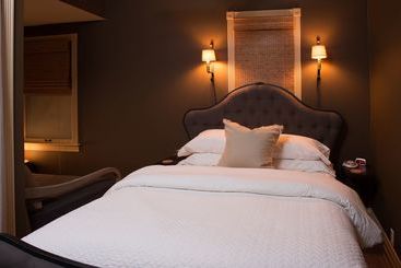 تختخواب و صبحانه Kara S Kottages @ W. Main St