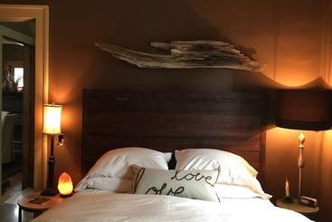 تختخواب و صبحانه Kara S Kottages @ W. Main St