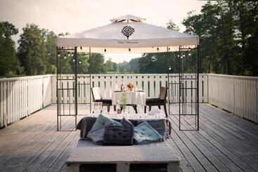 Szafirowy Dwór Hotel & Restauracja