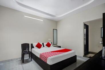 هتل Oyo Flagship 80698 Vara Residency