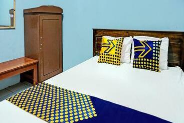 ホテル Spot On 92222 Sahabat Kost Syariah Pacitan