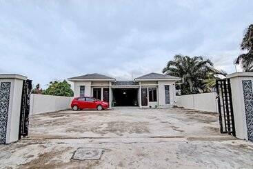 בית מלון כפרי Oyo 92176 Sandira Syariah