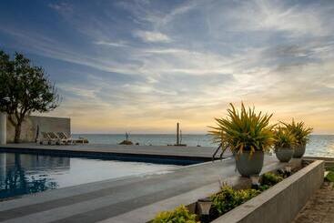 Отель Sky Breeze Right On The Beach