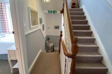 تختخواب و صبحانه Hall Garth