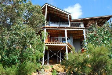 تختخواب و صبحانه Hideaway Haven
