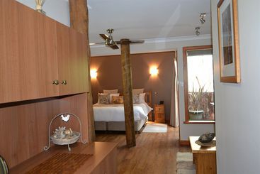 تختخواب و صبحانه Hideaway Haven