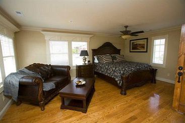 تختخواب و صبحانه The Branson House