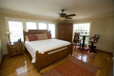 تختخواب و صبحانه The Branson House