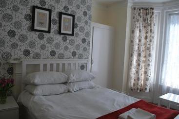 پانسیون Millifont Guest House