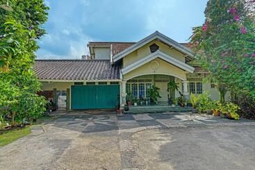 בית מלון כפרי Oyo 91984 Taufik Kost Syariah