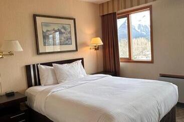 هتل Chateau Canmore