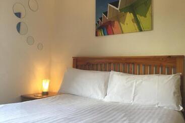 צימר Barbican Reach Guest House