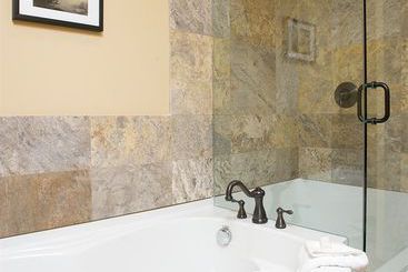 هتل Rundle Cliffs Lodge By Spring Creek Vacations