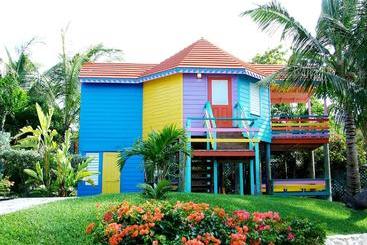 هتل Compass Point Beach Resort